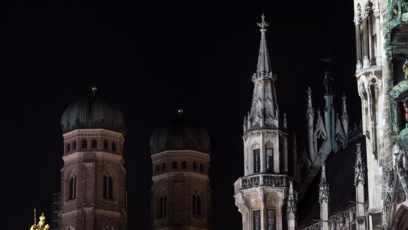 Die Bildkombo zeigt die Frauenkirche und das Rathaus in München beleuchtet und unbeleuchtet. Foto: Matthias Balk/Archiv