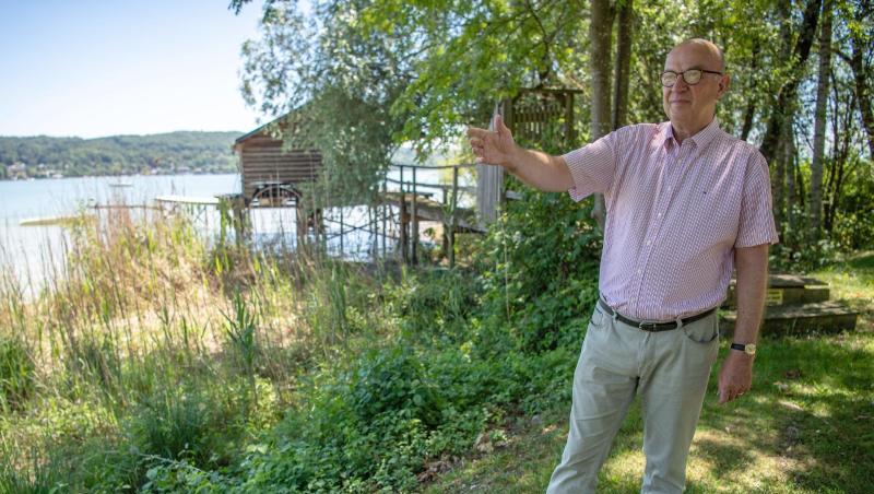 Stephan Seiz, Rechtsanwalt, steht auf einem Grünstreifen direkt am Ammersee und zeigt auf die "mückenbelasteten" Orte. Foto: Lino Mirgeler Stephan Seiz, Rechtsanwalt, steht auf einem Grünstreifen direkt am Ammersee und zeigt auf die "mückenbelasteten" Orte. Foto: Lino Mirgeler