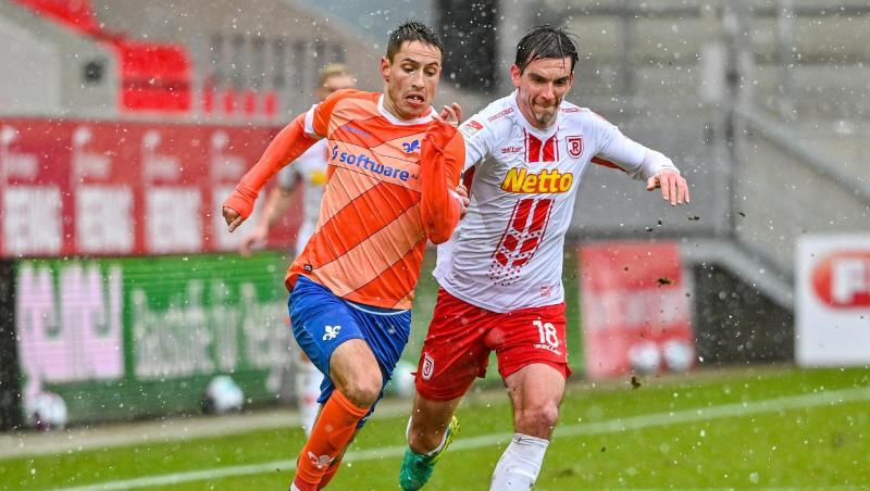 Darmstadts Fabian Schnellhardt (l) und Christoph Moritz von Regensburg kämpfen um den Ball.
