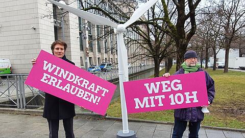 Ludwig Hartmann (l.) und Eike Hallitzky demonstrieren vor der bayerischen Staatskanzlei für eine Energiewende.