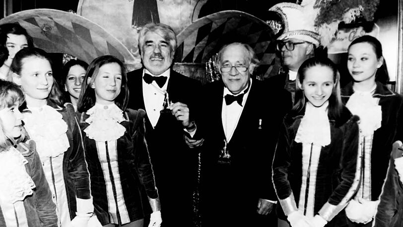 Schöne Tradition: Schauspieler Mario Adorf mit dem Karl-Valentin-Orden und August Everding (r.,†) im Deutschen Theater 1997. Schöne Tradition: Schauspieler Mario Adorf mit dem Karl-Valentin-Orden und August Everding (r.,†) im Deutschen Theater 1997.