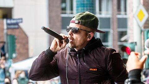 Jan Delay sorgt in Hamburg für die musikalische Unterstützung.