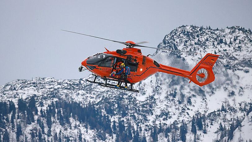 Ein Rettungshubschrauber ist nach einem Lawinenunglück im Einsatz. Ein Rettungshubschrauber ist nach einem Lawinenunglück im Einsatz.