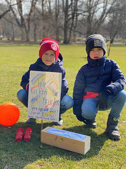 Florian (l.) und Felix kicken für den Frieden in der Ukraine. Florian (l.) und Felix kicken für den Frieden in der Ukraine.