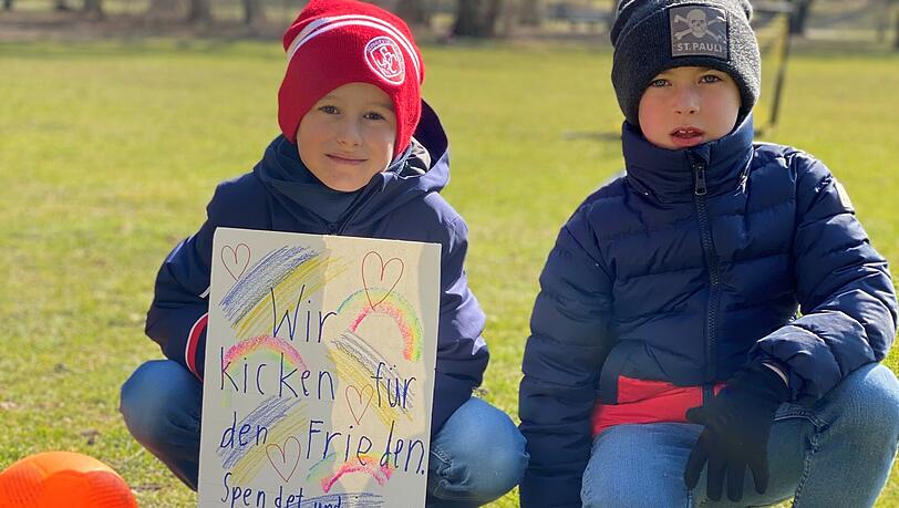 Florian (l.) und Felix kicken für den Frieden in der Ukraine. Florian (l.) und Felix kicken für den Frieden in der Ukraine.