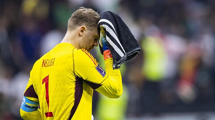 Er fällt nach seinem Unterschenkelbruch bis zum Saisonende aus - mindestens: Bayern-Torhüter Manuel Neuer.
