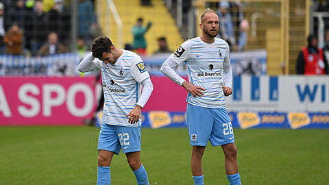 Löwen-Frust in Reinkultur: Christopher Lannert und Raphael Holzhauser (r.) nach der 0:3-Klatsche gegen Verl.