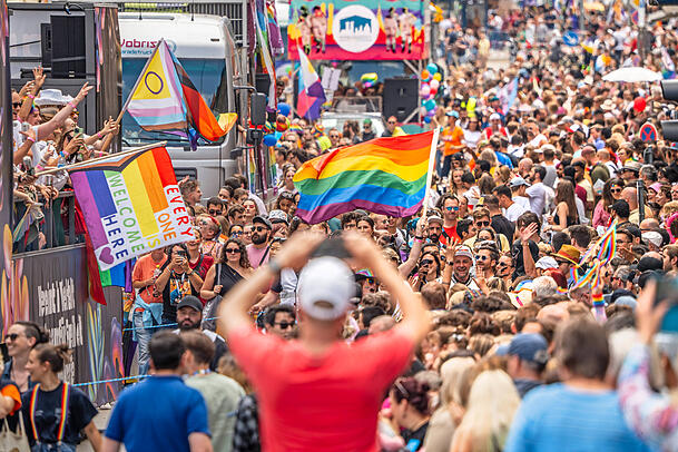 Beim CSD 2024 sind etwa 100.000 Teilnehmer durch die Münchner Innenstadt gezogen. Beim CSD 2024 sind etwa 100.000 Teilnehmer durch die Münchner Innenstadt gezogen.