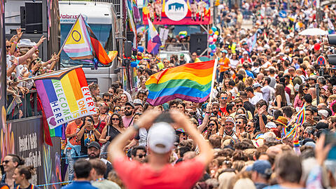 Beim CSD 2024 sind etwa 100.000 Teilnehmer durch die Münchner Innenstadt gezogen.