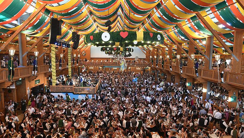 Einige Bayern-Profis und auch Coach Kompany haben sich bereits auf dem Oktoberfest umgesehen.