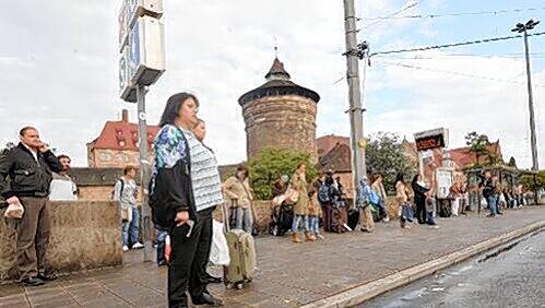 Wartende Fahrgäste – doch der Bus kommt nicht: Weil sich VAG und die Gewerkschaft GDL nicht einigen, droht nun der Dauerstreik. Wartende Fahrgäste – doch der Bus kommt nicht: Weil sich VAG und die Gewerkschaft GDL nicht einigen, droht nun der Dauerstreik.