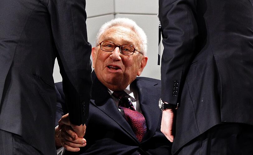 Ein ganz besonderer Gast ist der ehemalige US-Außenminister Henry Kissinger. Er gilt als China-Experte. Auf der Sicherheitskonferenz in München unterhielt er sich daher besonder angeregt mit...