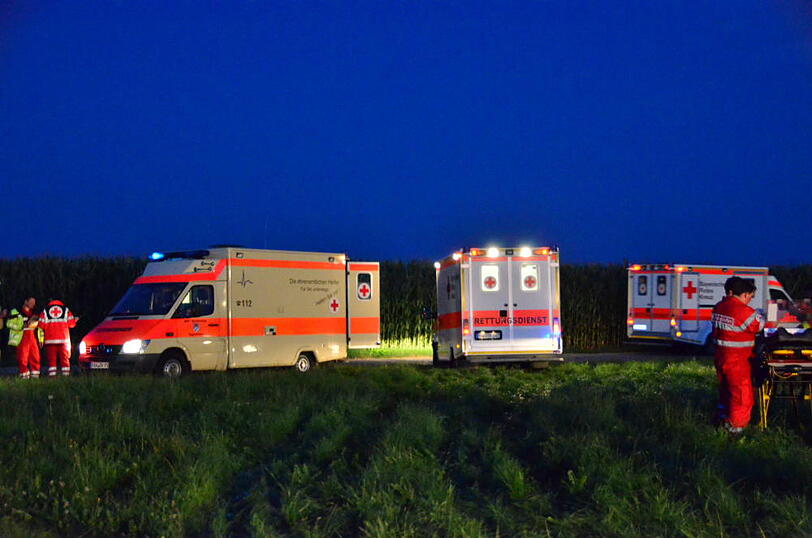 Eine Regionalbahn hat in Massing (Landkreis Rottal-Inn) ein Auto erfasst und in eine Wiese geschleudert. Bei dem Unfall am Montagabend wurden die 55-jährige Autofahrerin und ihre 72-jährige Beifahrerin schwer verletzt, wie die Polizei in Eggenfelden mitteilte. Sehen Sie hier die Bilder von der Unfallstelle.