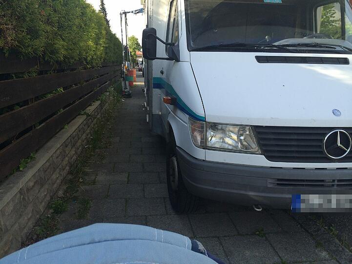 Kein Durchkommen mehr für Kinderwagen, Rollstuhlfahrer oder Rollator! Münchner ärgern sich über die vielen Gehsteigparker. Ein paar Beispiele...