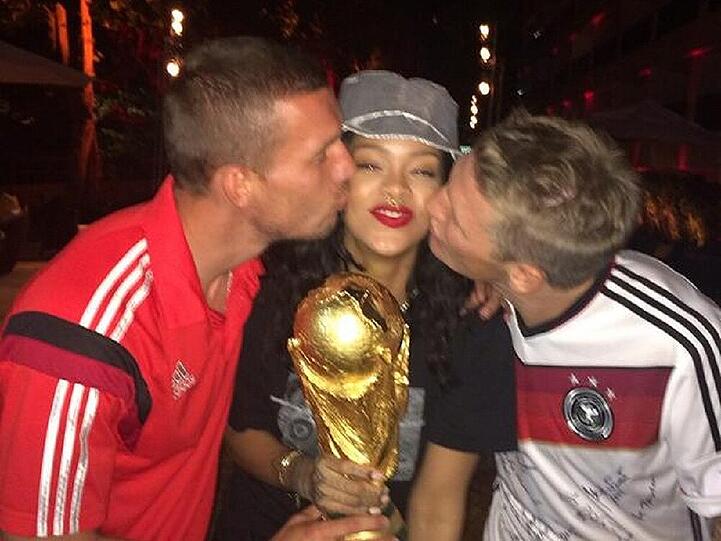 Zwei Küsse und ein Pokal für ein Halleluja: Lukas Podolski und Bastian Schweinsteiger herzen Rihanna