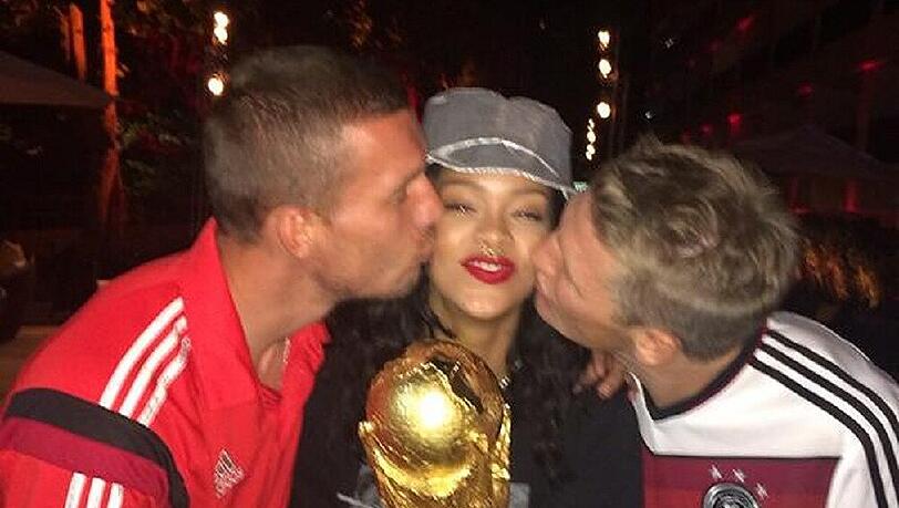 Zwei Küsse und ein Pokal für ein Halleluja: Lukas Podolski und Bastian Schweinsteiger herzen Rihanna Zwei Küsse und ein Pokal für ein Halleluja: Lukas Podolski und Bastian Schweinsteiger herzen Rihanna