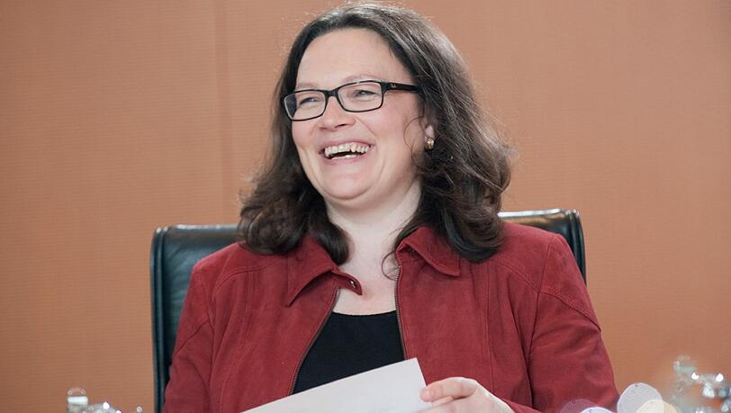«Wir haben eine Einigung», teilte Bundesarbeitsministerin Andrea Nahles (SPD) am Dienstagabend nach einem Spitzentreffen der Koalition in Berlin mit. «Wir haben eine Einigung», teilte Bundesarbeitsministerin Andrea Nahles (SPD) am Dienstagabend nach einem Spitzentreffen der Koalition in Berlin mit.