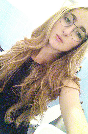 Denisa ist 16 Jahre alt, 1,70m groß und wohnt in München.