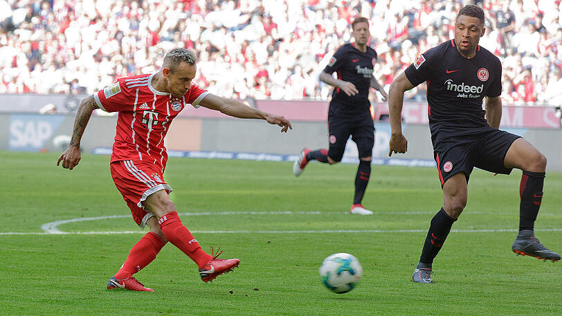 Er war der 19. Torschütze des FC Bayern in dieser Bundesliga-Saison: Der Brasilianer Rafinha erzielt das 3:1 gegen Eintracht Frankfurt - Endstand 4:1.