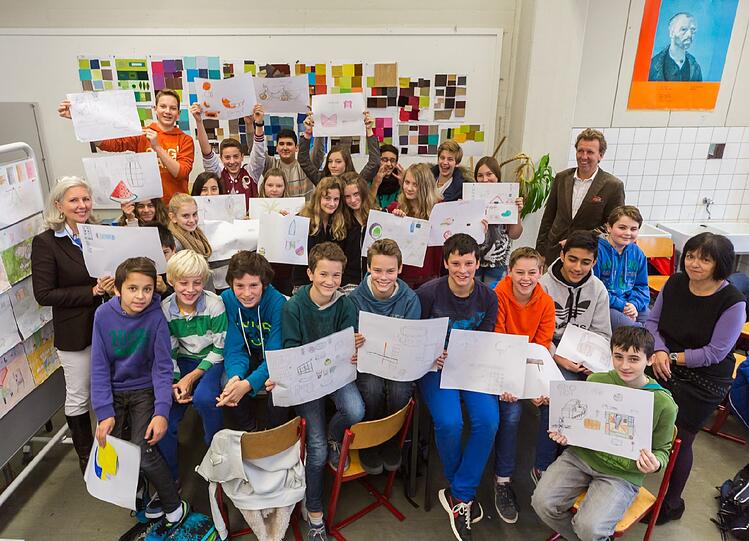 Die Klasse 7a vom Gymnasium Fürstenried zusammen mit ihrer Lehrerin Frau Ambos und den beiden Münchner Innenarchitekten Christine Rittinghausen und Sebastian Minarik.