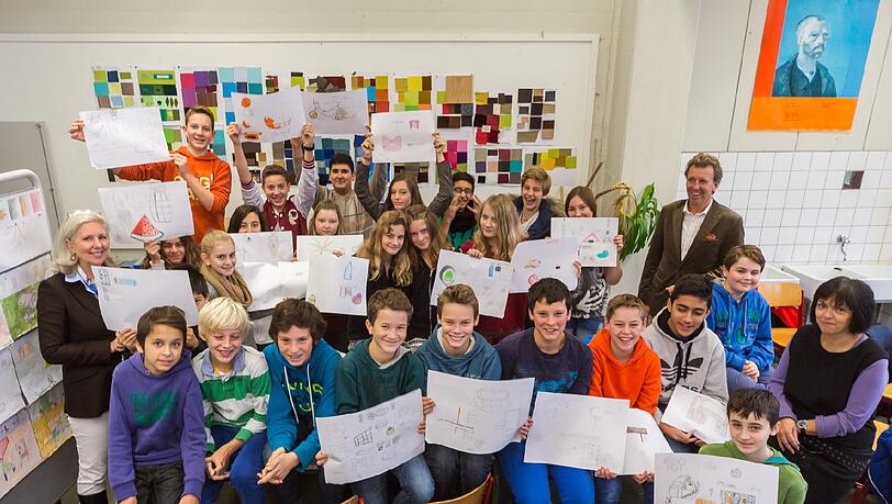 Die Klasse 7a vom Gymnasium Fürstenried zusammen mit ihrer Lehrerin Frau Ambos und den beiden Münchner Innenarchitekten Christine Rittinghausen und Sebastian Minarik.