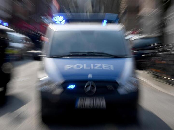 Polizeiwagen mit Blaulicht. Foto: Carsten Rehder/Archiv