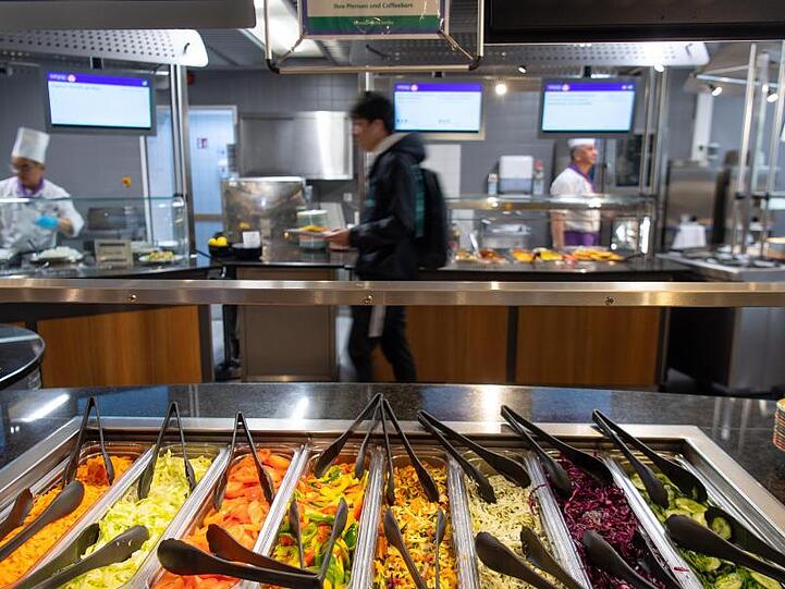 Salatbar in der veganen Mensa auf dem Campus der Technischen Universität Berlin.