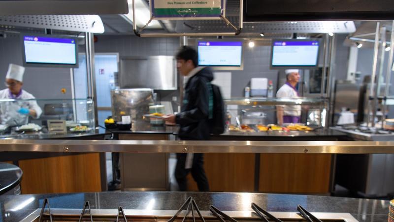 Salatbar in der veganen Mensa auf dem Campus der Technischen Universität Berlin. Salatbar in der veganen Mensa auf dem Campus der Technischen Universität Berlin.