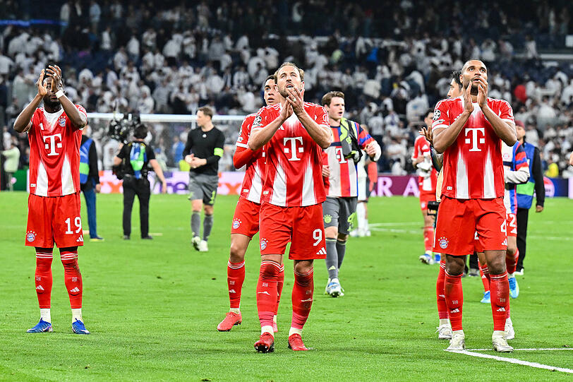 Alphonso Davies (li.) und Jamal Musiala (2.v.l., verdeckt von Harry Kane) durften ab der 69. Minute mitwirken.