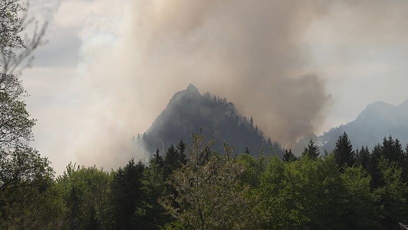 Dichter Rauch ist &uuml;ber dem Berg in den bayerischen Alpen zu sehen.