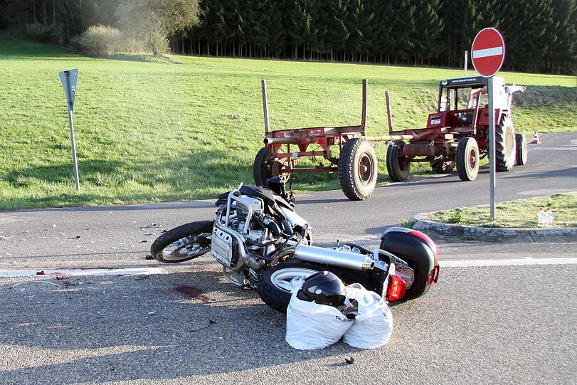 Motorrad gegen Traktor: Ein Sachverständiger wurde von der Staatsanwaltschaft beauftragt, den Unfallhergang zu klären.