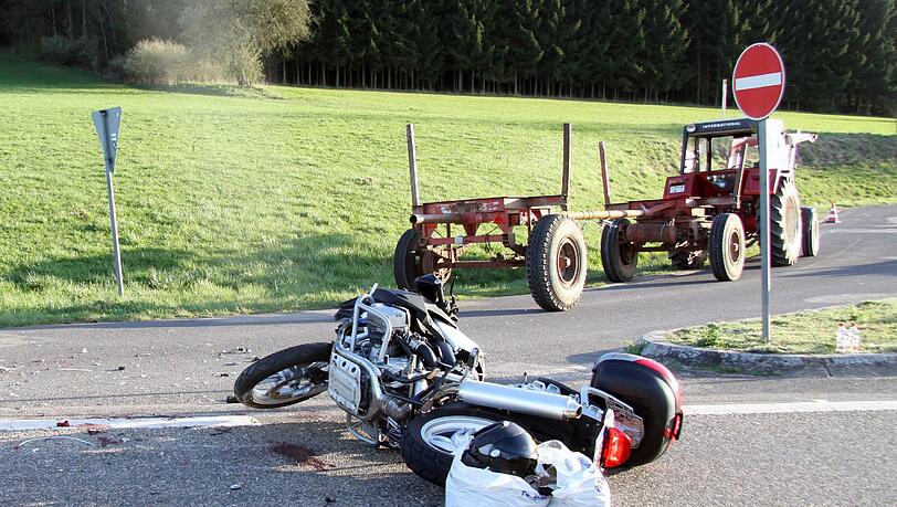 Motorrad gegen Traktor: Ein Sachverständiger wurde von der Staatsanwaltschaft beauftragt, den Unfallhergang zu klären. Motorrad gegen Traktor: Ein Sachverständiger wurde von der Staatsanwaltschaft beauftragt, den Unfallhergang zu klären.
