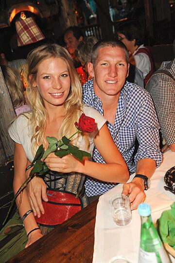 Feiert mit seiner hübschen Sarah in Käfers Wiesnschänke: FC-Bayern-Star Bastian Schweinsteiger