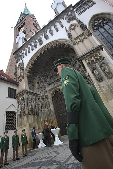 Die Kollegen des Opfers bilden ein Ehrenspalier vor dem Dom.