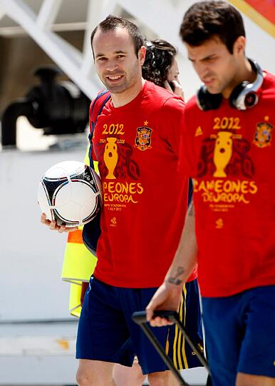 ... und Andres Iniesta &ndash; der beste 
Spieler des Turniers hatte sich den Finalball gesichert.