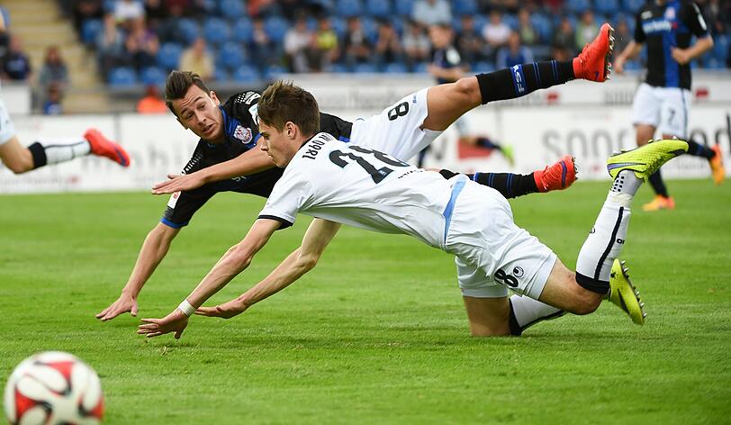 Julian Weigl &ndash; Note 4 - Spielte auf der Sechs, leistete sich zunächst einige Fehler im Spielaufbau und in der Rückwärtsbewegung, die er dann aber abstellte.