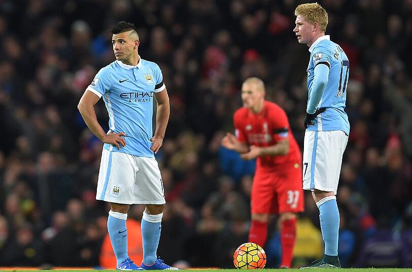 Platz 9: Manchester City - 35 Tore | Mit 23 Toren führt Sergio Agüero (l.) das vereinsinterne Ranking bei City an. Unterstützt wird er vom beglische Nationalspieler Kevin De Bruyne (6 Tore; r.) und Raheem Sterling (6 Tore; nicht im Bild).