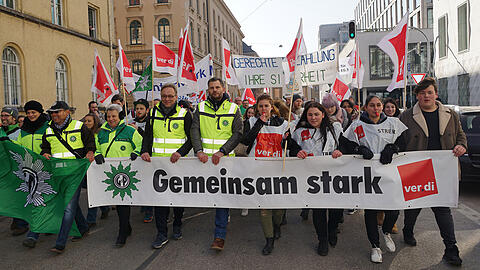 Bilder vom Dienstag: Beschäftigte des öffentlichen Dienstes streiken in München.