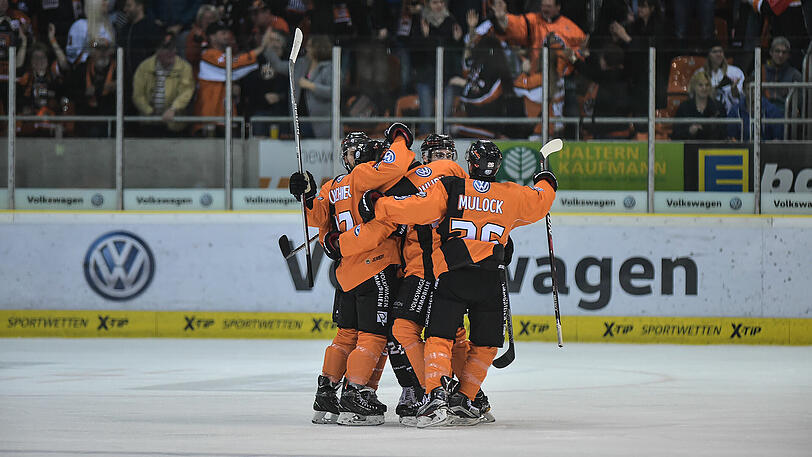 Die Wolfsburger freuen sich über den einzug in die DEL-Finalserie.