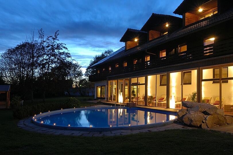 Romantik-Hotel Gut Schmelmerhof: Blick auf Pool und Wintergarten