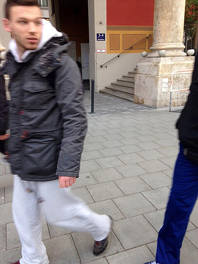 Bild 3: Bei dieser Person handelt es sich um einen Begleiter der beiden Männer, der bei der Tatausführung nicht direkt beteiligt war. Sein Tatbeitrag steht nicht fest. Möglicherweise kommt er auch als Zeuge in Frage.