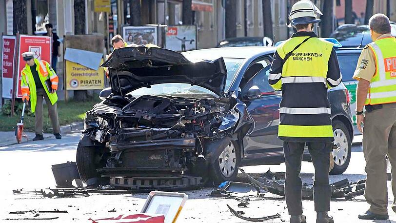 Sechs Menschen wurden bei dem Zusammenstoß verletzt, Augenzeugen eilten sofort zur Hilfe herbei.
