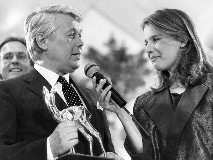 Preisträger Peter Weck wird während der Bambi-Verleihung 1984 von Désirée Nosbusch interviewt.