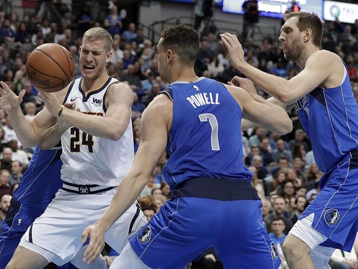 Die Mavs-Spieler Devin Harris (hinten links), Dwight Powell (2.v.r.) und Dirk Nowitzki (r) verteidigen gegen Mason Plumlee von den Denver Nuggets. Foto Tony Gutierrez/AP