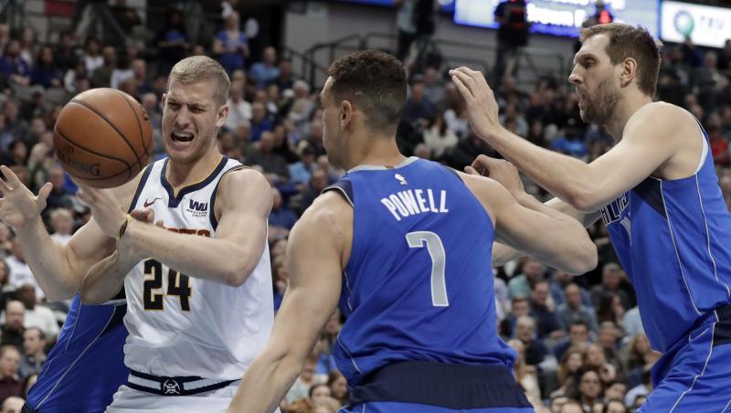 Die Mavs-Spieler Devin Harris (hinten links), Dwight Powell (2.v.r.) und Dirk Nowitzki (r) verteidigen gegen Mason Plumlee von den Denver Nuggets. Foto Tony Gutierrez/AP Die Mavs-Spieler Devin Harris (hinten links), Dwight Powell (2.v.r.) und Dirk Nowitzki (r) verteidigen gegen Mason Plumlee von den Denver Nuggets. Foto Tony Gutierrez/AP