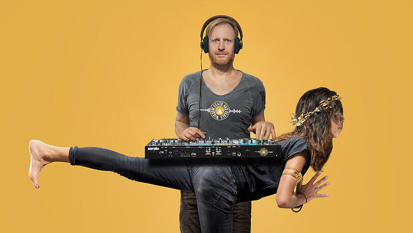 "Wir machen die Beats, ihr die Posen": Stephanie und Armin Schönberger kommen mit ihren "Wisdom, Beats & Poses" am Sonntag, 11 Uhr, aufs Tollwood- Festival – eine Yogastunde der besonderen (und besonders musikalischen) Art.