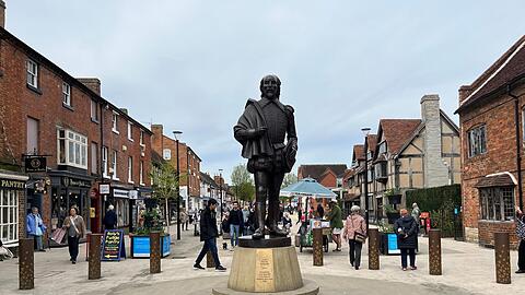 Eine Statue des Schriftstellers William Shakespeare in der englischen Stadt Stratford-upon-Avon.