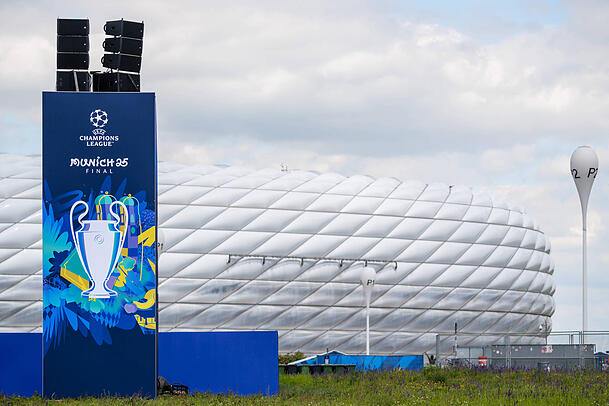 Weil die Allianz kein Uefa-Sponsor ist, wurde zum CL-Finale der "Allianz Arena"-Schriftzug auf der Außenhülle temporär entfernt. Weil die Allianz kein Uefa-Sponsor ist, wurde zum CL-Finale der "Allianz Arena"-Schriftzug auf der Außenhülle temporär entfernt.