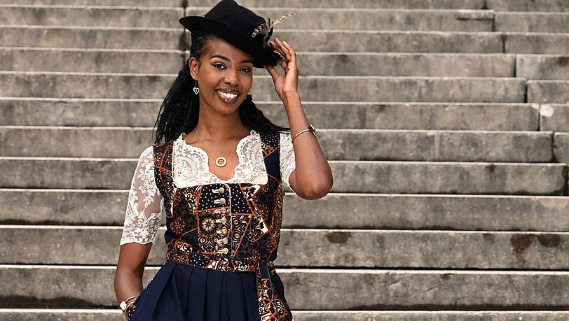 Auch ein Hut kann zum Dirndl passen. Auch ein Hut kann zum Dirndl passen.