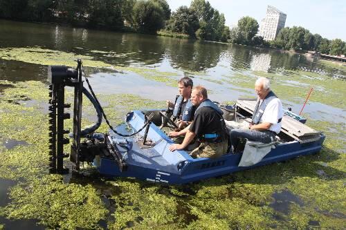 Algen-Alarm am Wöhrder See: Minister Söder ist mit der Mähkuh unterwegs, um Proben zu nehmen.